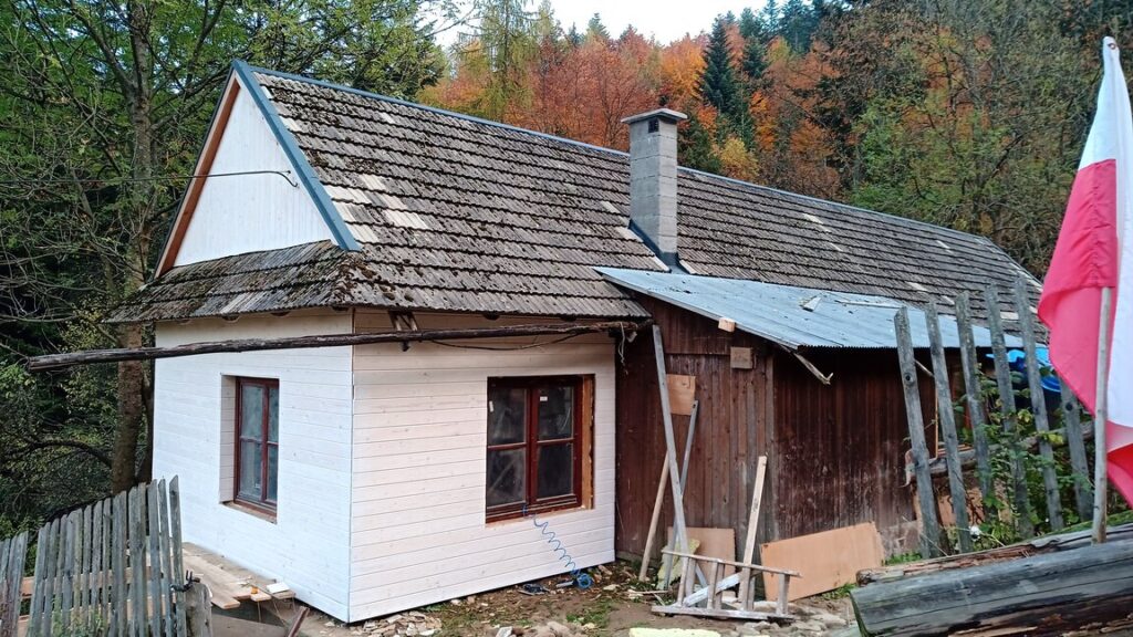 Zworna Chata nabiera nowych kolorów i kształtów.